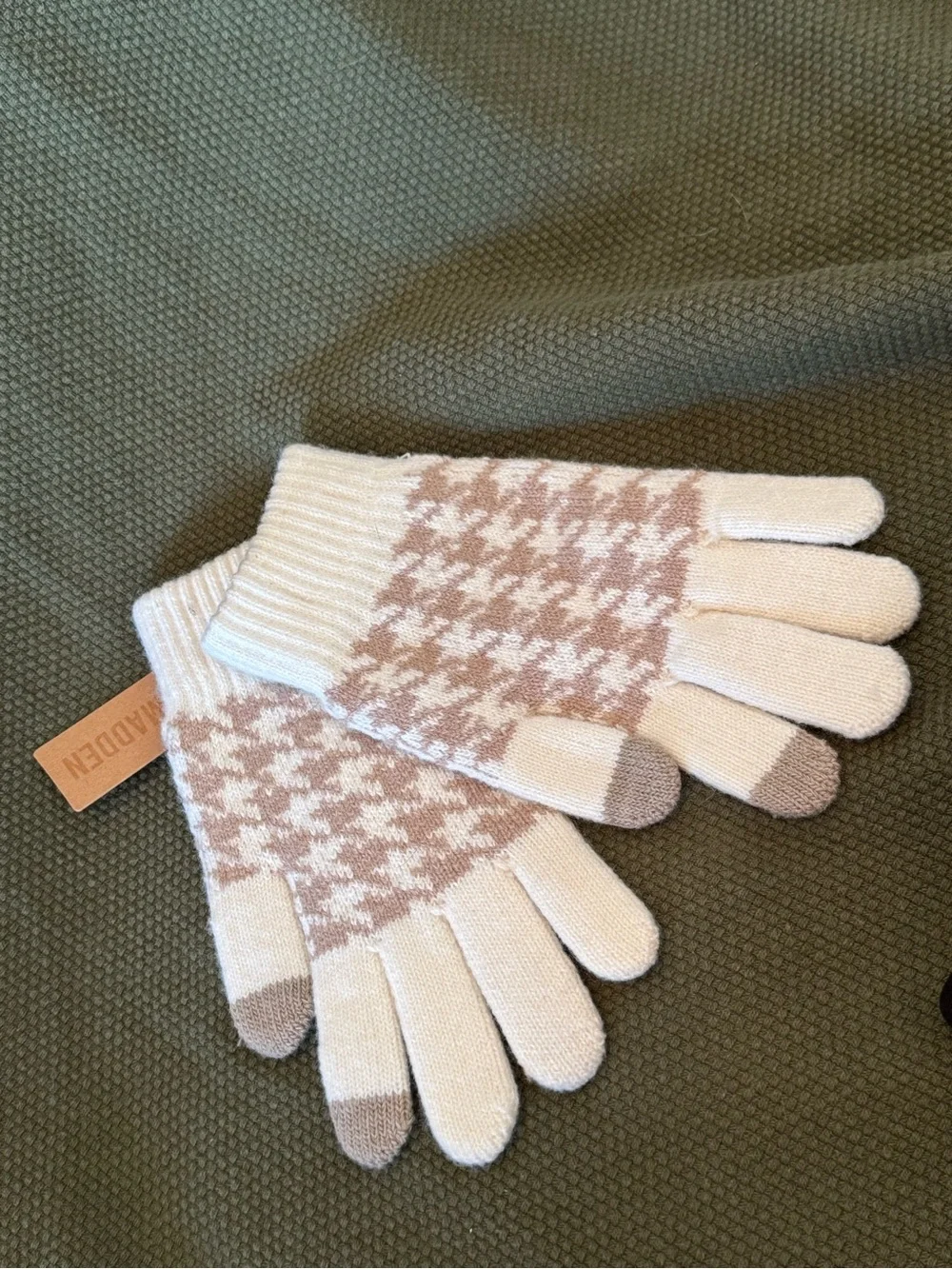 Steve Madden Touchscreen Houndstooth Knit Gloves in Cream & Light Taupe